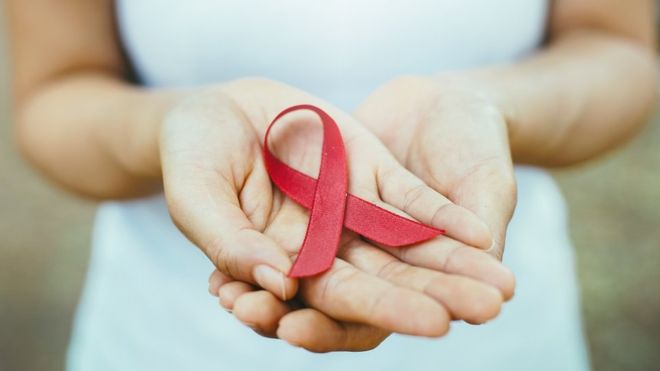 VIH / sida: por qué no te vas a contagiar con un beso y otros 7 mitos sobre el virus y la enfermedad