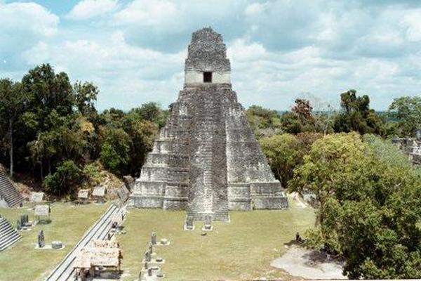 Tikal fue  una ciudad que se abandonó en el año  900 d. C.