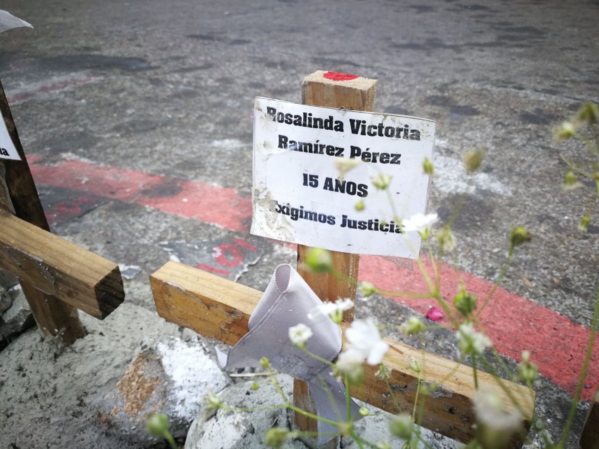 La muerte de más de 40 niñas en un incendio en el Hogar Seguro Virgen de la Asunción, es uno de los señalamientos por manifestantes en la Plaza de la Constitución. (Foto Prensa Libre: Érick Ávila)