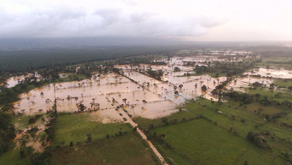 Esta mañana varias comunidades de Izabal, Petén, Alta Verapaz y Quiché amanecieron bajo el agua.