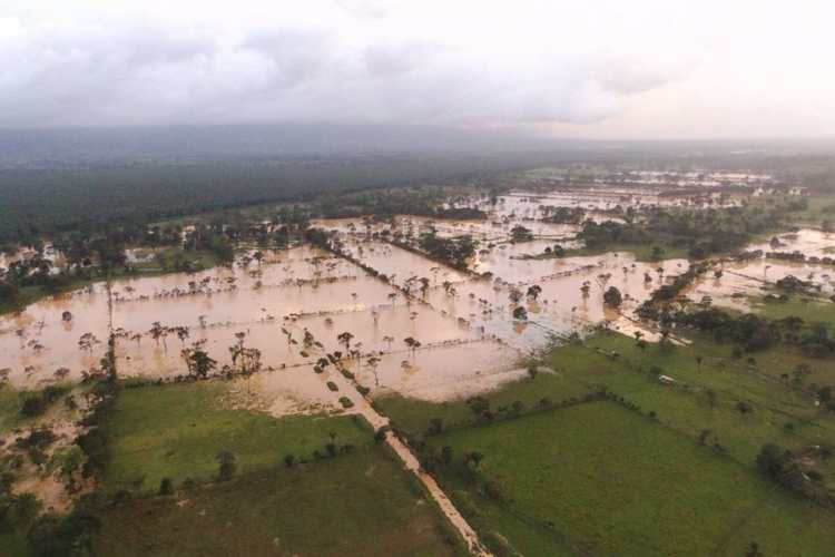 Esta mañana varias comunidades de Izabal, Petén, Alta Verapaz y Quiché amanecieron bajo el agua.