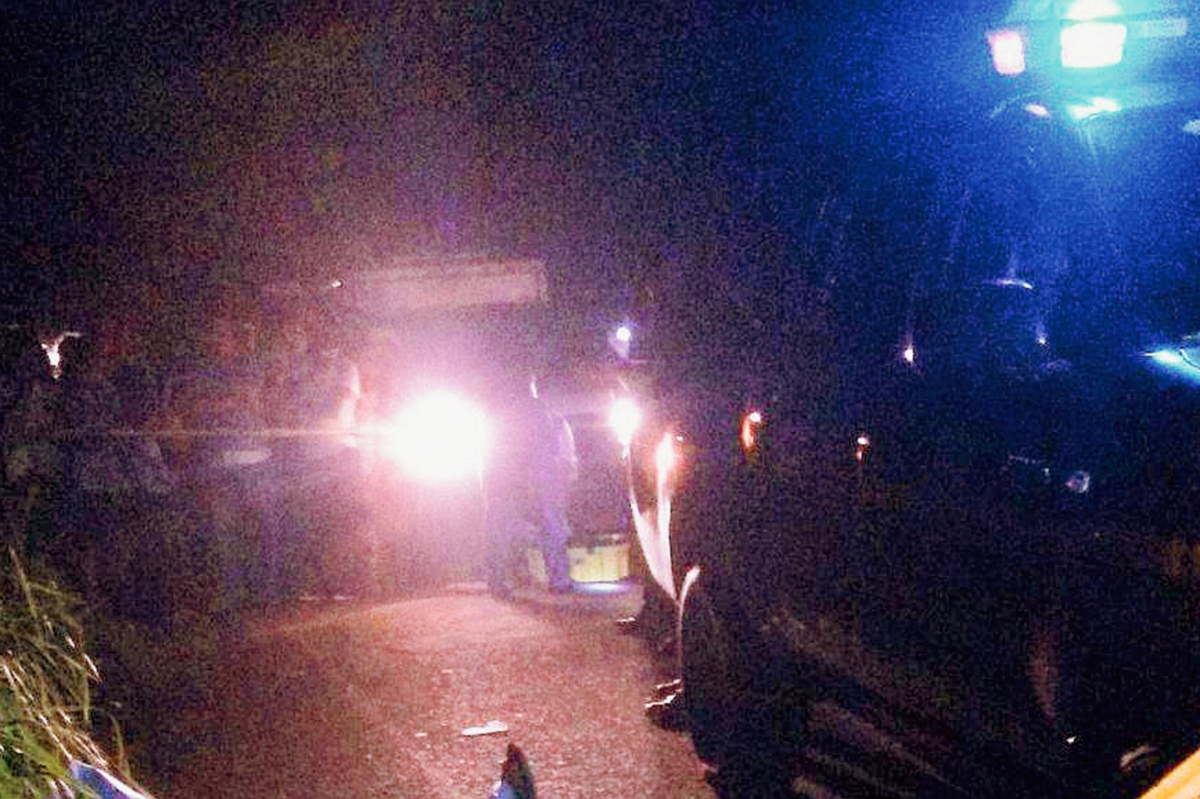 Agentes de  la PNC acordonan el área donde murió a balazos el piloto de un mototaxi en Pajapita, San Marcos. (Foto Prensa Libre: Alexánder Coyoy)
