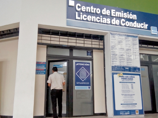 El centro de evaluaciones para obtención de licencias de conducir de la zona 18 está cerrado desde hace un mes. (Foto Prensa Libre: Paulo Raquec)