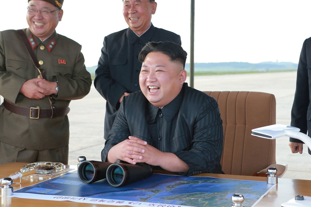 Kim Jong Un (c)celebra el lanzamiento de un misil de alcance intermedio Hwasong-12 (AFP).