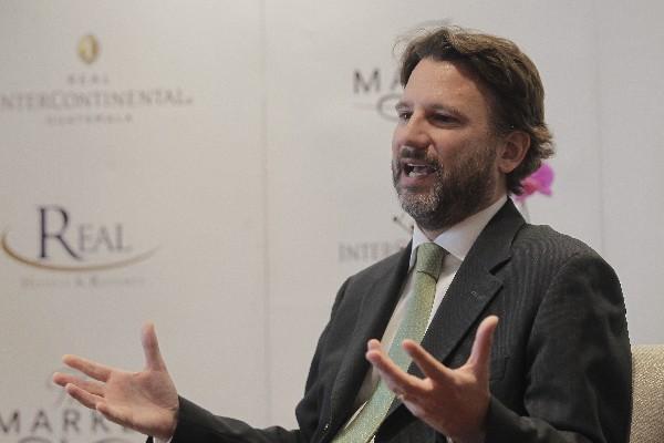 Heredero de un exitoso conglomerado de empresas, Poma representa al moderno ejecutivo centroamericano.