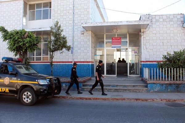 La agencia afectada está ubicada en la 5a. avenida y 1a. calle de la zona 1 de la ciudad de Jalapa. (Foto Prensa Libre: Hugo Oliva)<br _mce_bogus="1"/>