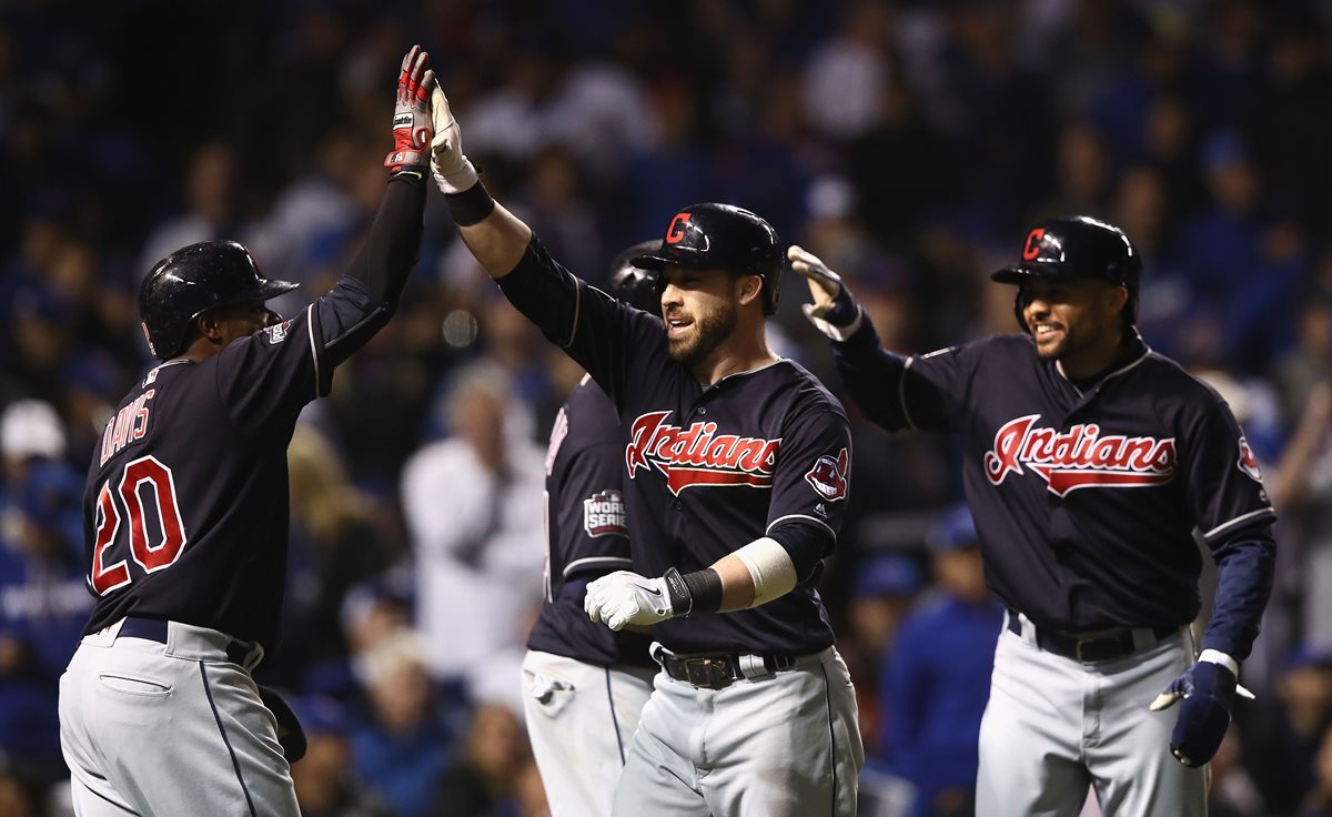 Rajai Davis #20 y Coco Crisp #4 of de los Indians felicitan a Jason Kipnis #22 luego de que conectará un cuadrangular. (Foto Prensa Libre: AFP)