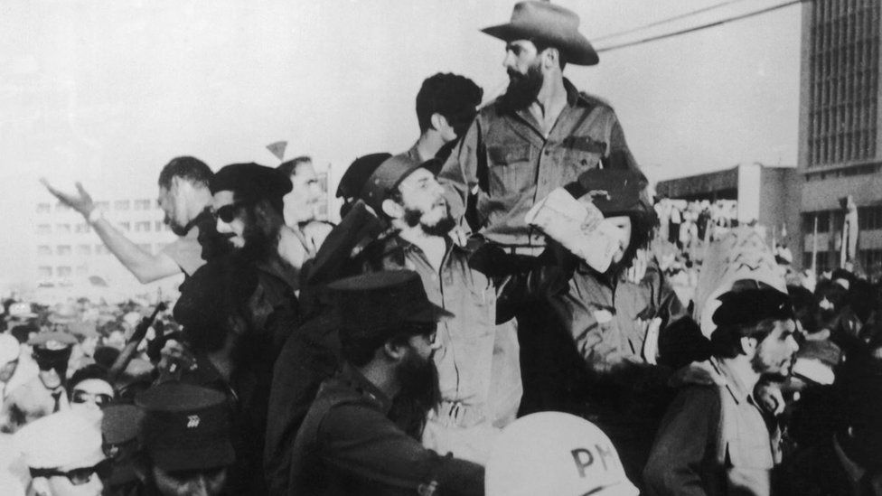Fidel Castro, el Che Guevara y Camilo Cienfuegos llegan victoriosos a La Habana el 1 de diciembre de 1959. La Revolución Cubana había triunfado. KEYSTONE/GETTY IMAGES