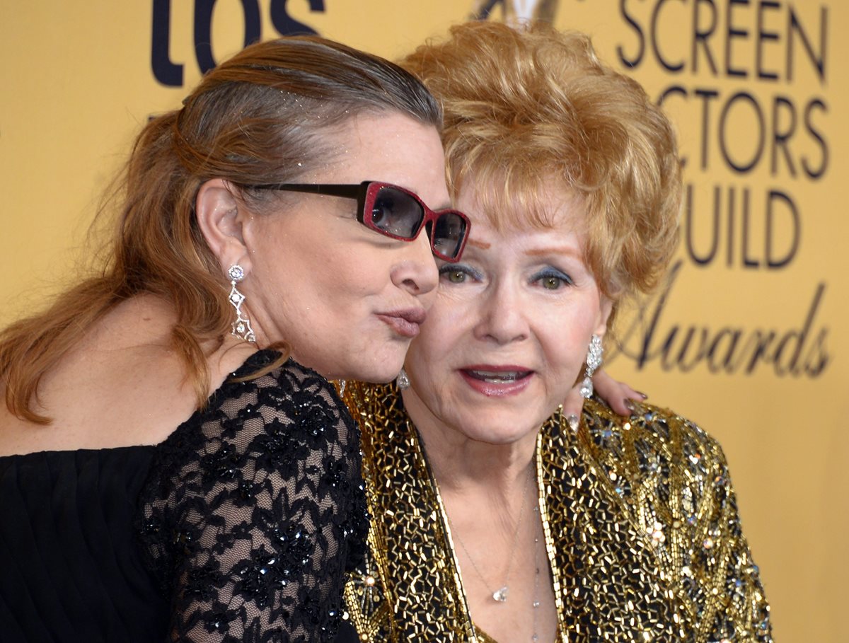 La imagen muestra a Debbie Reynolds y a su hija, Carrie Fisher, en Los Ángeles, California. Foto Prensa Libre: EFE