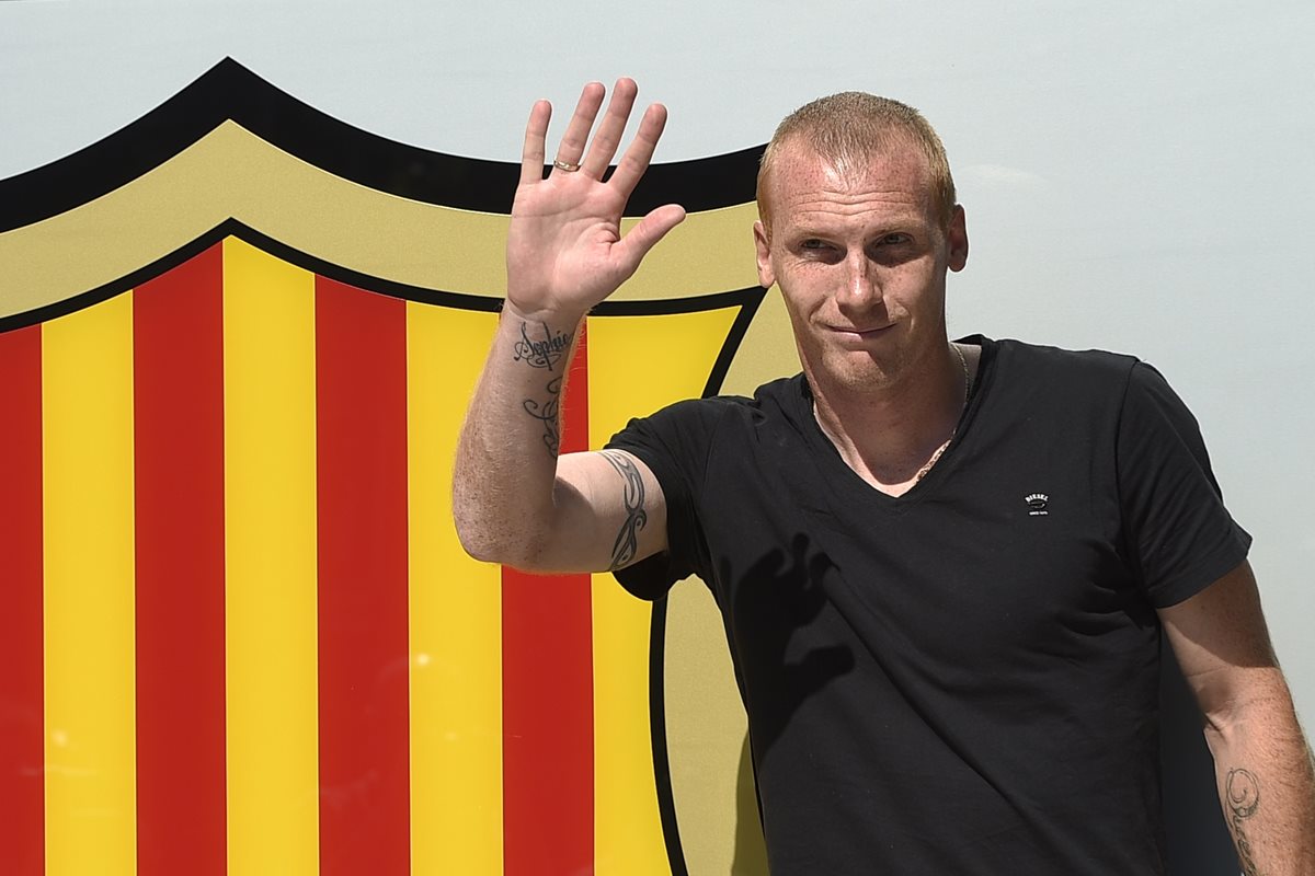 El defensa francés, Jéremy Mathieu, firmó por dos temporadas con el Sporting de Portugal. (Foto Prensa Libre: AFP)
