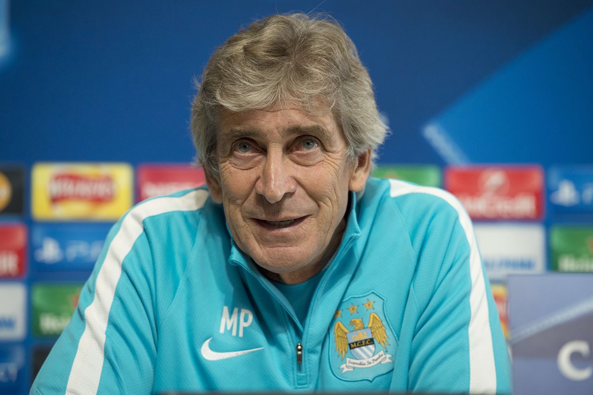 Manuel Pellegrini sonríe durante la conferencia de prensa de este martes previo al duelo de mañana ante el Sevilla. (Foto Prensa Libre: AFP)