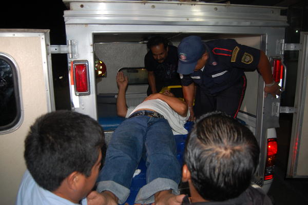 Bomberos Municipales atienden a uno de seis heridos durante un accidente de tránsito ocurrido cuando se dirigian de Quetzaltenango a San Marcos.<br _mce_bogus="1"/>