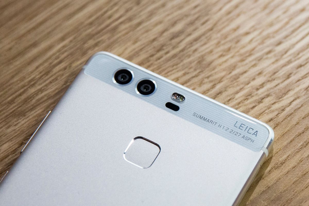El nuevo smartphone tiene dos cámaras traseras, de las cuales una toma fotografías en blanco y negro. (Foto Prensa Libre: AFP).
