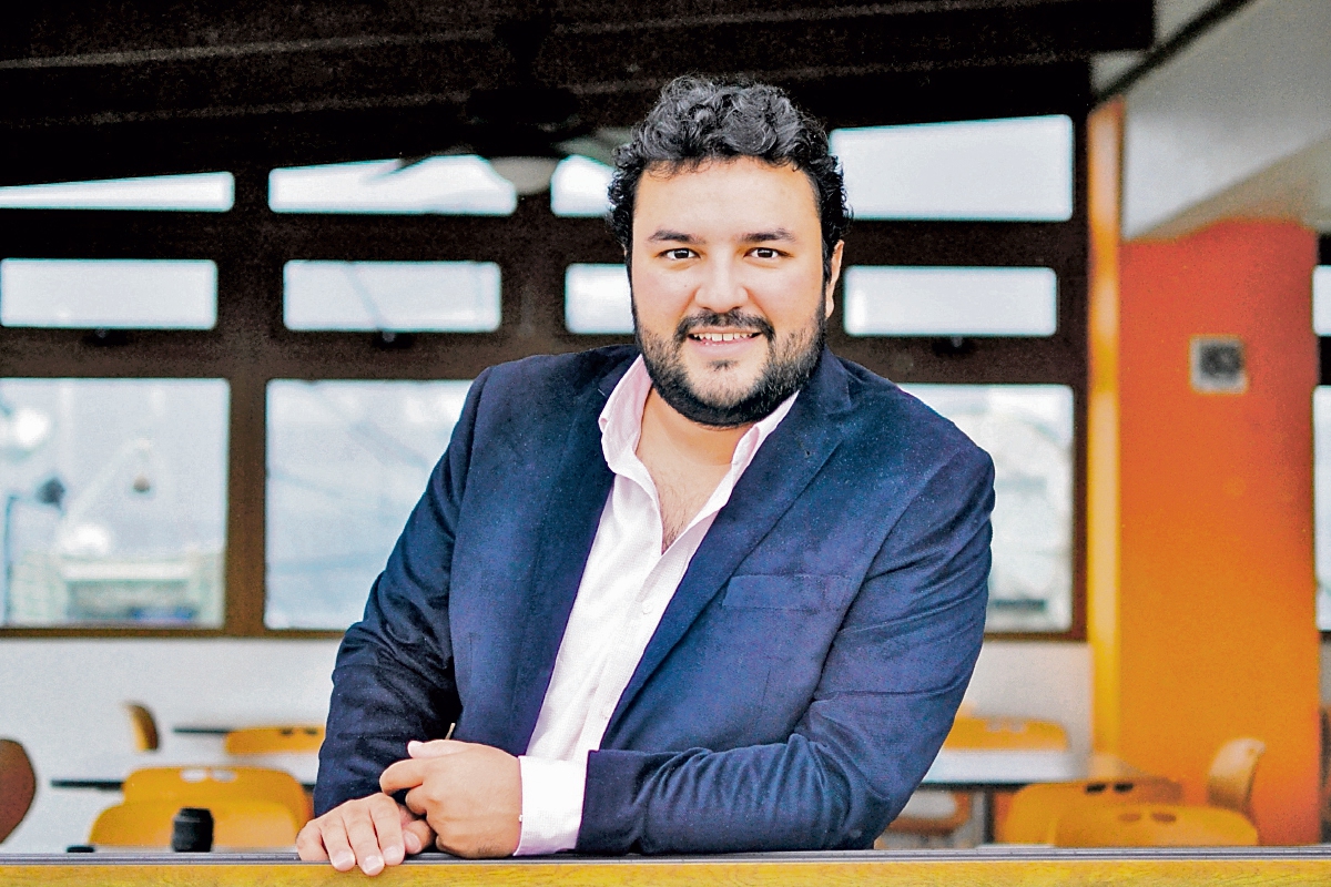 El tenor Mario Chang ofrece, desde hace 7 años, un concierto dedicado a la Virgen de la Asunción, en agosto. Este año será el domingo 16.(Foto Prensa Libre: Ángel Elías)