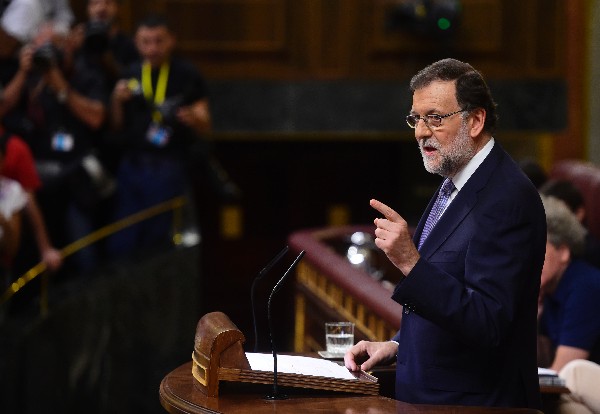 Mariano Rajoy, responde en su turno de réplica al líder del PSOE, Pedro Sánchez.(Foto Prensa Libre: EFE)