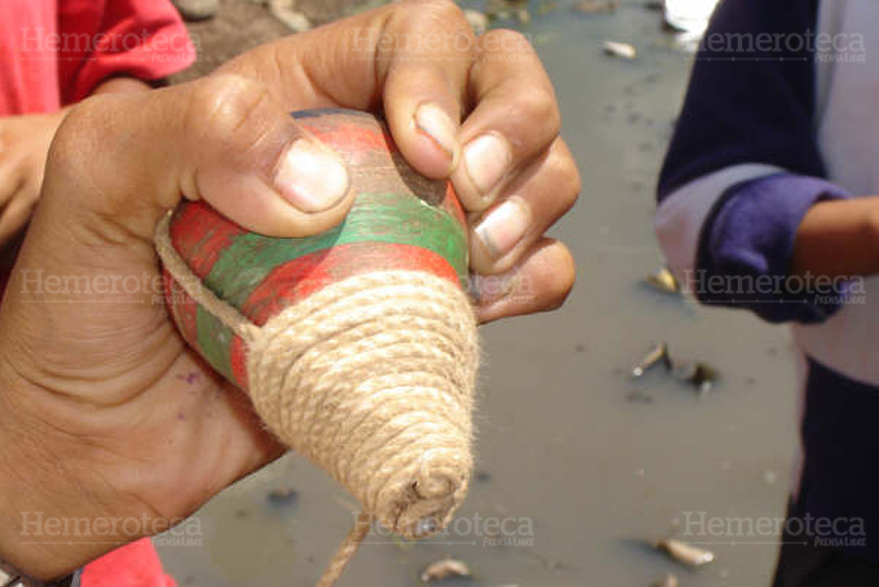 El trompo era uno de los juguetes con que se divertían los niños. (Foto: Hemeroteca PL)