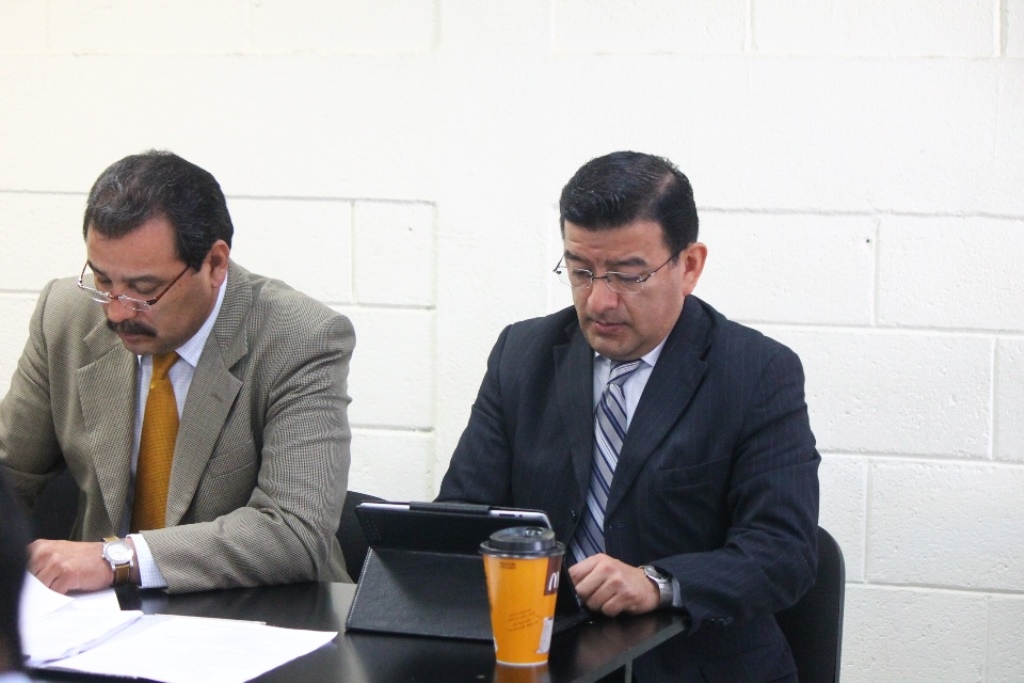 German Estuardo Velásquez Pérez, con su abogado defensor en el Tribunal de Femicidio de Quetzaltenango.(Prensa Libre: María José Longo).