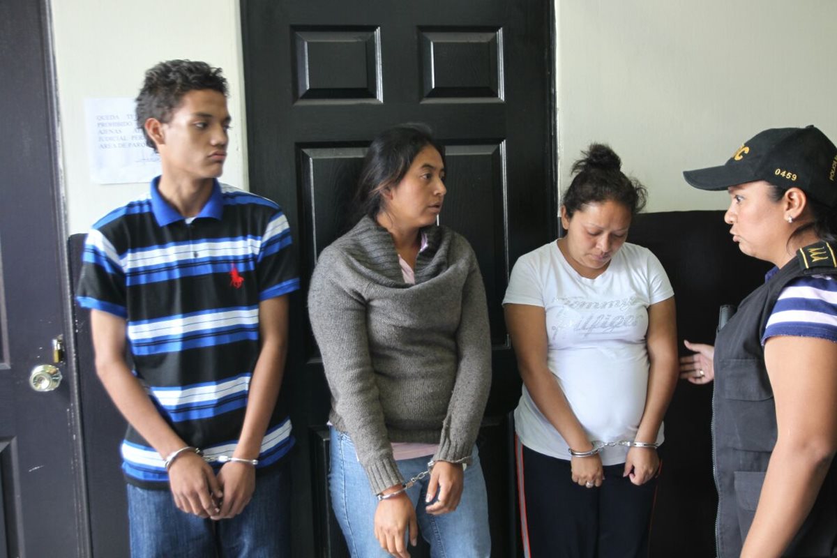 Josué López, Olga Cano y Mayda Barrientos, tres de los ocho detenidos por extorsión. (Foto Prensa Libre: Erick Ávila)