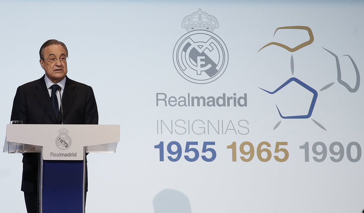 El presidente del Real Madrid, Florentino Pérez, durante el acto de entrega de las insignias de plata, oro y oro y brillantes a los socios que en 2015 alcanzaron la antigüedad ininterrumpida de 25, 50 y 60 años. (Foto Prensa Libre: EFE)
