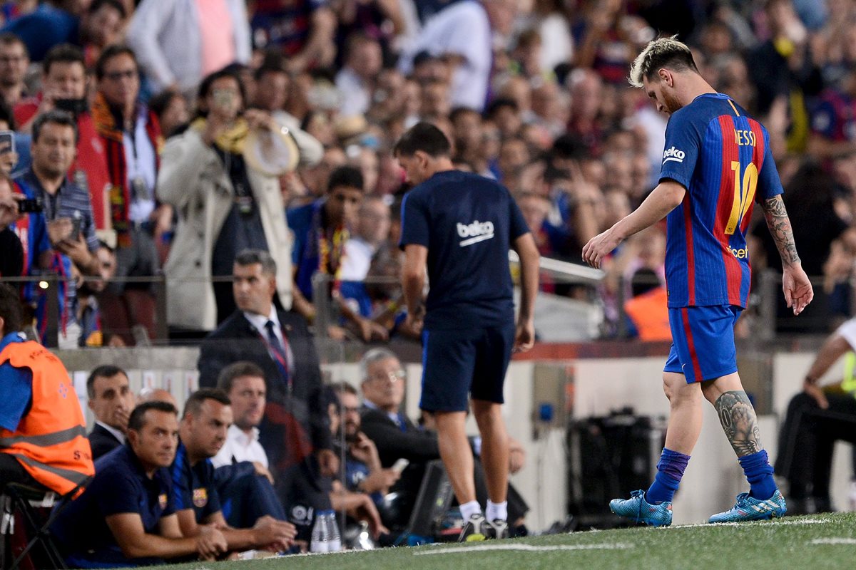 El argentino Lionel Messi salió lesionado en el partido contra el Atlético de Madrid y estará fuera por las siguientes tres semanas. (Foto Prensa Libre:AFP)