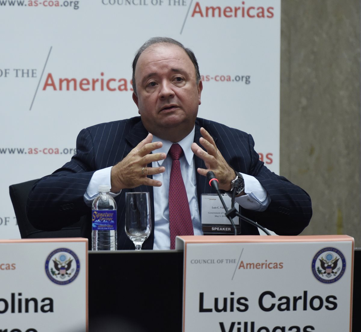 El ministro colombiano de Defensa, Luis Carlos Villegas, anuncia la medida. (Foto Prensa Libre: EFE).
