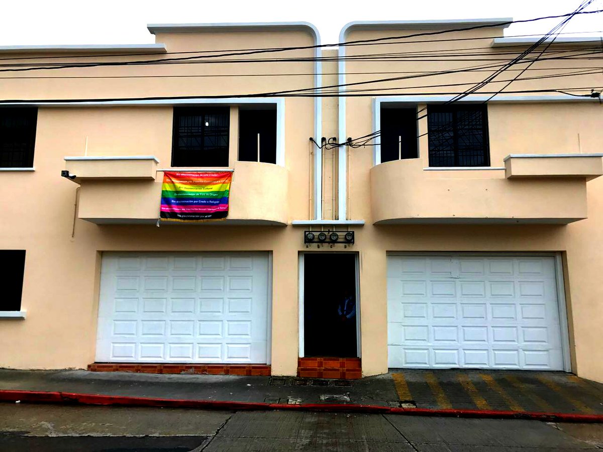 Bandera gay en el edificio de la Procuraduría de los Derechos Humanos. (Foto Prensa Libre: PDH).