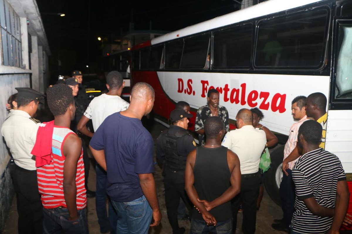 Migrantes detenidos en Retalhuleu viajaban en autobuses hacia la frontera con México. (Foto Prensa Libre: Rolando Miranda)