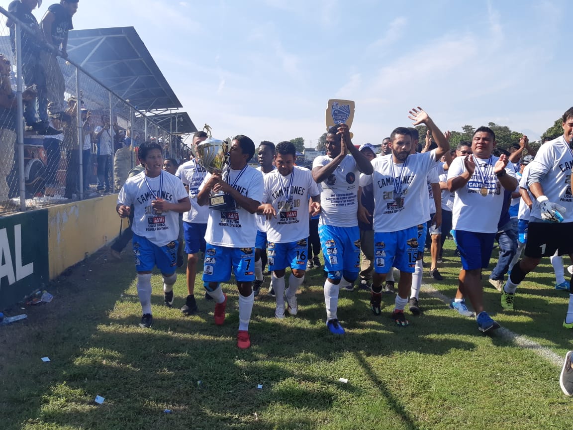 Los jugadores de Santa Lucía Cotzumalguapa cuando se coronaron campeones del Apertura 2018 (Foto Prensa Libre: Enrique Paredes)