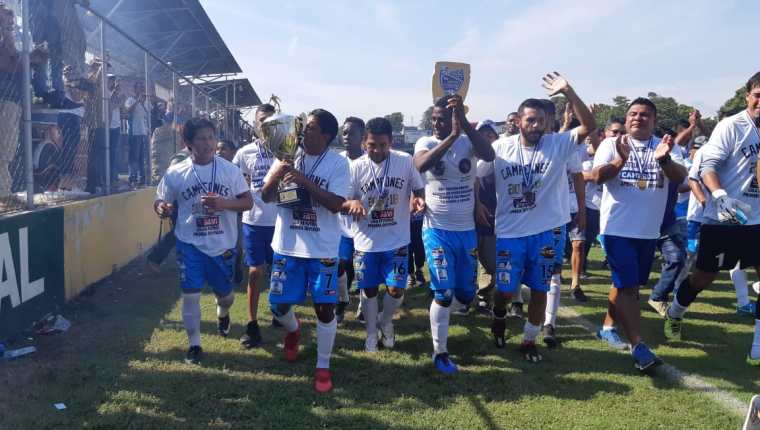 Los jugadores de Santa Lucía Cotzumalguapa cuando se coronaron campeones del Apertura 2018 (Foto Prensa Libre: Enrique Paredes)