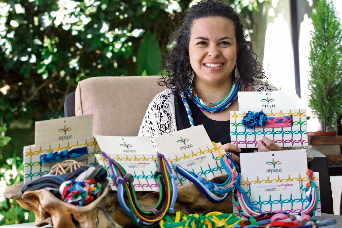 La diseñadora industrial María José Sáenz muestra algunas de las creaciones de tipo artesanal de Atípiquo.