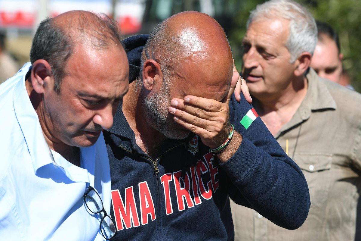 Italianos lloran la muerte de familiares y amigos luego de la tragedia que causó luto y dolor en Amatrice, Italia. (Foto Prensa Libre: EFE).