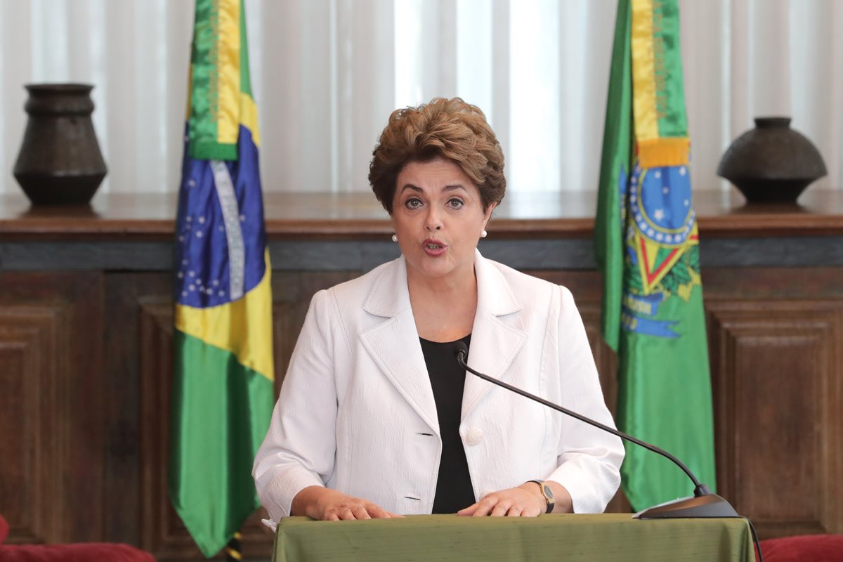 La suspendida presidenta de Brasil, Dilma Rousseff, durante el mensaje que brindó a los brasileños desde el Palacio de la Alborada en Brasilia. (Foto Prensa Libre: AP).