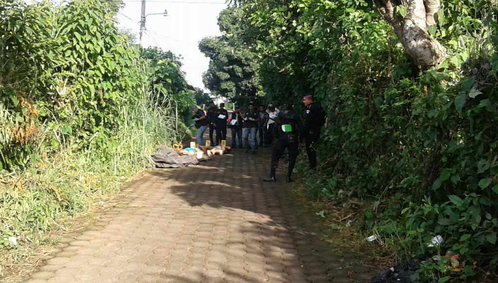 Parientes y amigos despiden a los hermanos Elías Galindo en el Cementerio General de Retalhuleu.(Foto Prensa Libre: Jorge Tizol)
