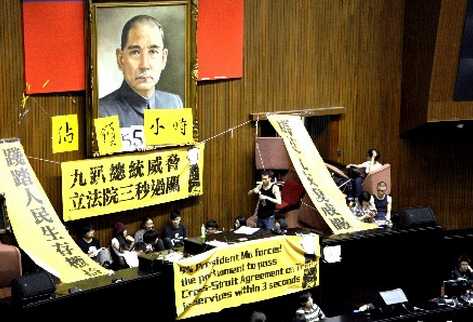 Varios estudiantes ocupan el Parlamento en Taipei, Taiwán, tras posible pacto comercial con China. (Foto Prensa Libre:EFE)