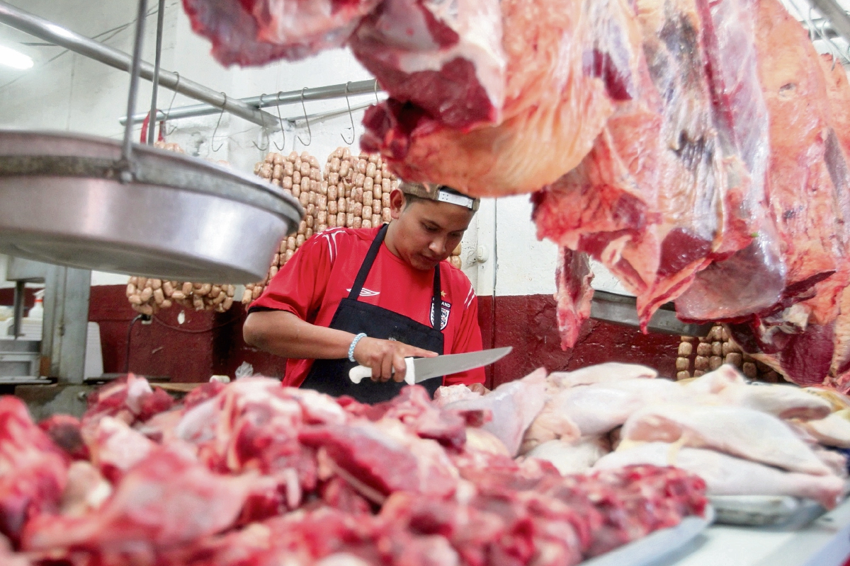 La libra de carne roja bajó Q4 en los mercados capitalinos, mientras que la libra de pollo importado disminuyó su precio en Q1 en algunos expendios de la Ciudad de Guatemala.(Foto Prensa Libre: PAULO RAQUEC)