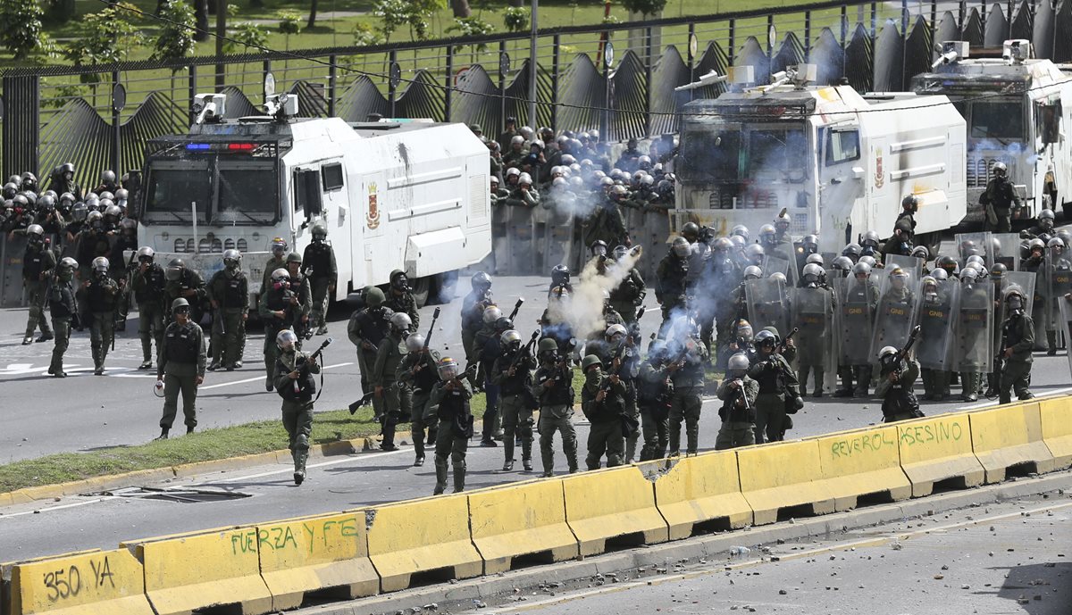 Efectivos de la Guardia Nacional bolivarianas se enfrenta con manifestantes. (AP).