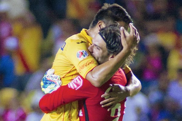 Christian Valdez y el portero Jorge Villalpando celebran el triunfo de Morelia. (Foto Prensa Libre:  AFP)