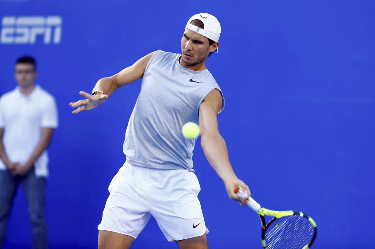 El español Rafael Nadal, sexta raqueta del mundo, estrenó hoy la superficie dura de Acapulco en un entrenamiento con su compañero Feliciano López. (Foto Prensa Libre: EFE)