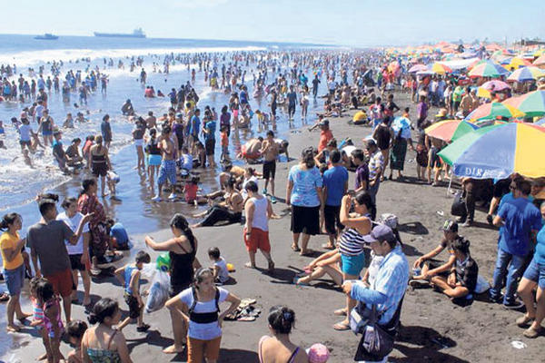 La playa de Puerto San José se vio abarrotada por miles de visitantes que festejaron el Año Nuevo.