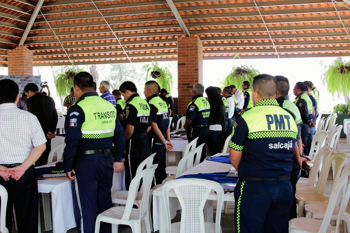 Agentes se capacitan en el uso de redes sociales en Rabinal, Baja Verapaz. (Foto Prensa Libre: Carlos Grave)