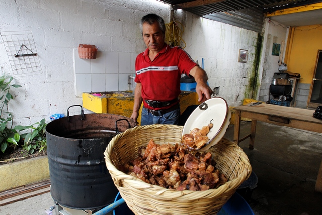 Eligio Castro, don Tito, es reconocido por el buen sabor de los chicharrones que prepara. (Foto Prensa Libre: Paulo Raquec)