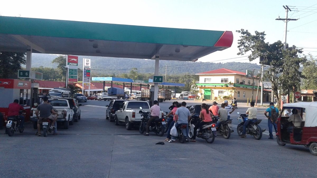 Automovilistas de Morales, Izabal, esperan abastecerse de combustible. (Foto Prensa Libre: Dony Stewart)