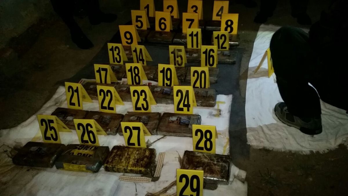 Agentes antinarcóticos localizaron 29 paquetes de cocaína en vehículo. (Foto Prensa Libre: PNC)