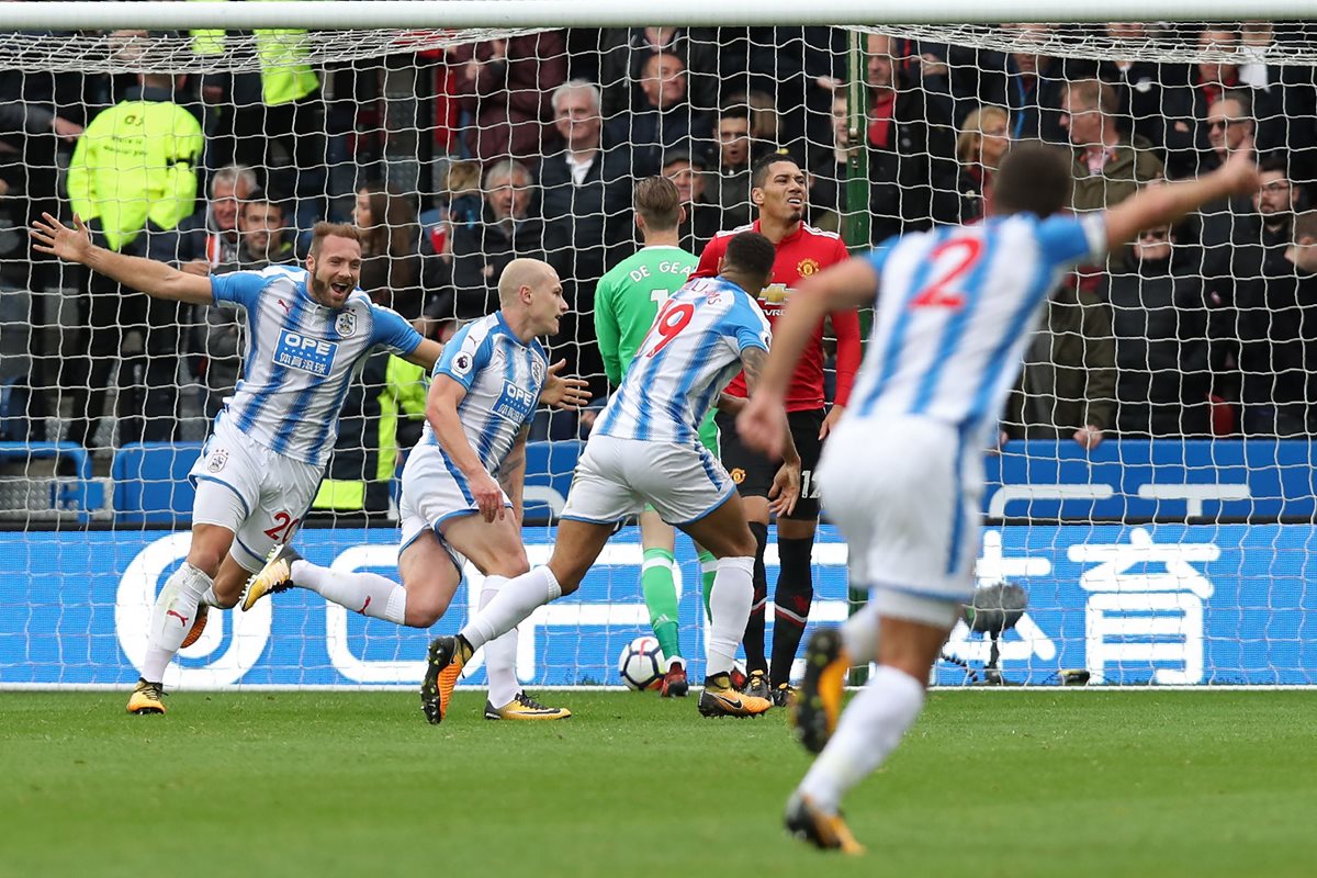 Un momento memorable se vivió en el John Smith Stadium con el triunfo del Huddersfield sobre los "red devils". (Foto Prensa Libre: AFP)