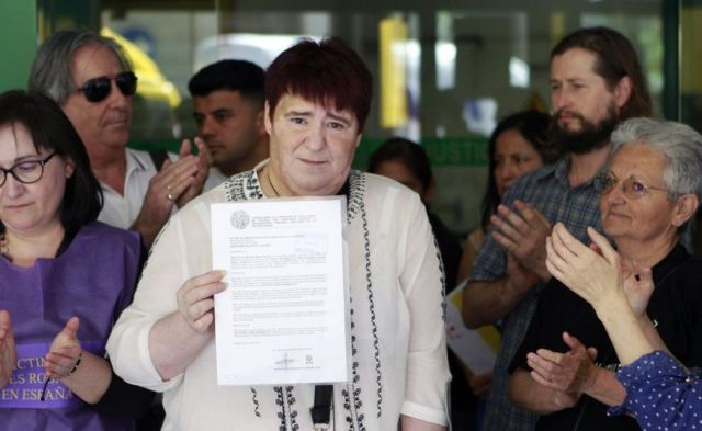 Ascensión López afirma haber encontrado documentos que indican que su adopción fue ilegal. (Foto Prensa Libre: EFE)