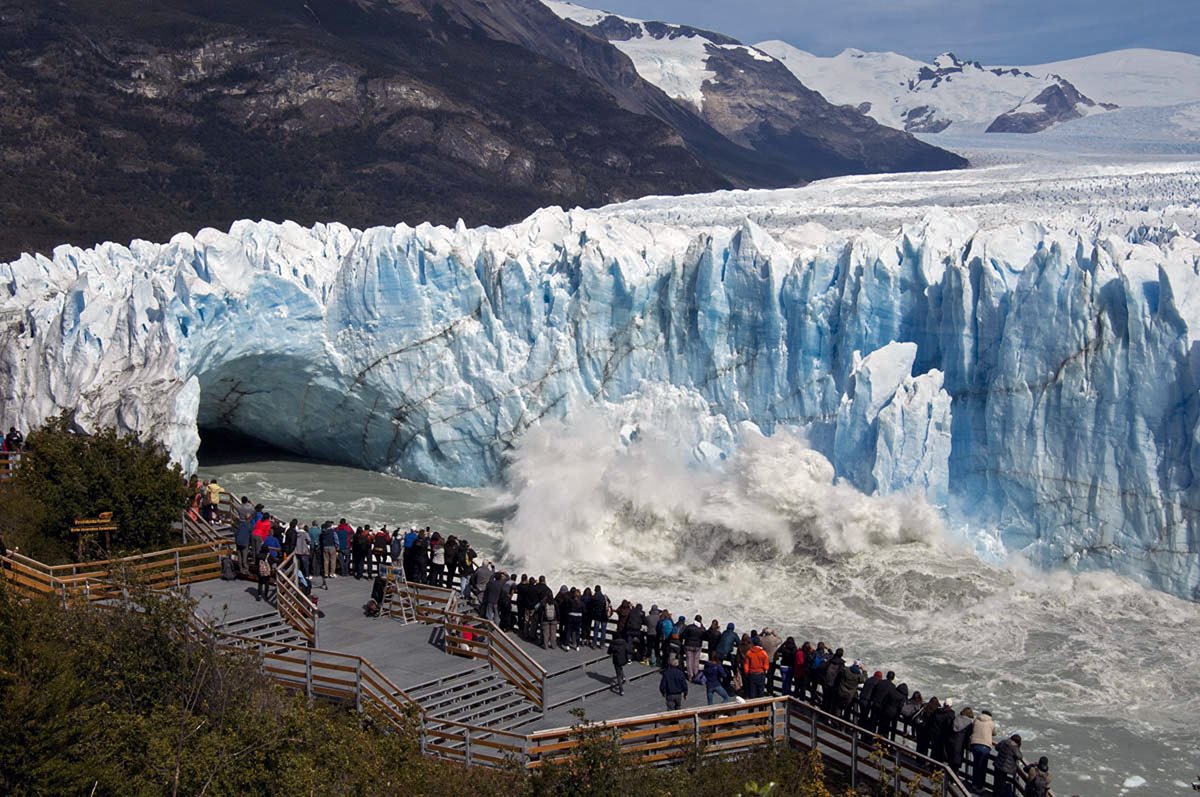 Momento en que se rompe un glaciar en la Patagonia argentina. (Foto Prensa Libre: AFP)