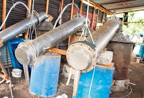 Las tres calderas medianas donde se procesaban sustancias prohibidas.