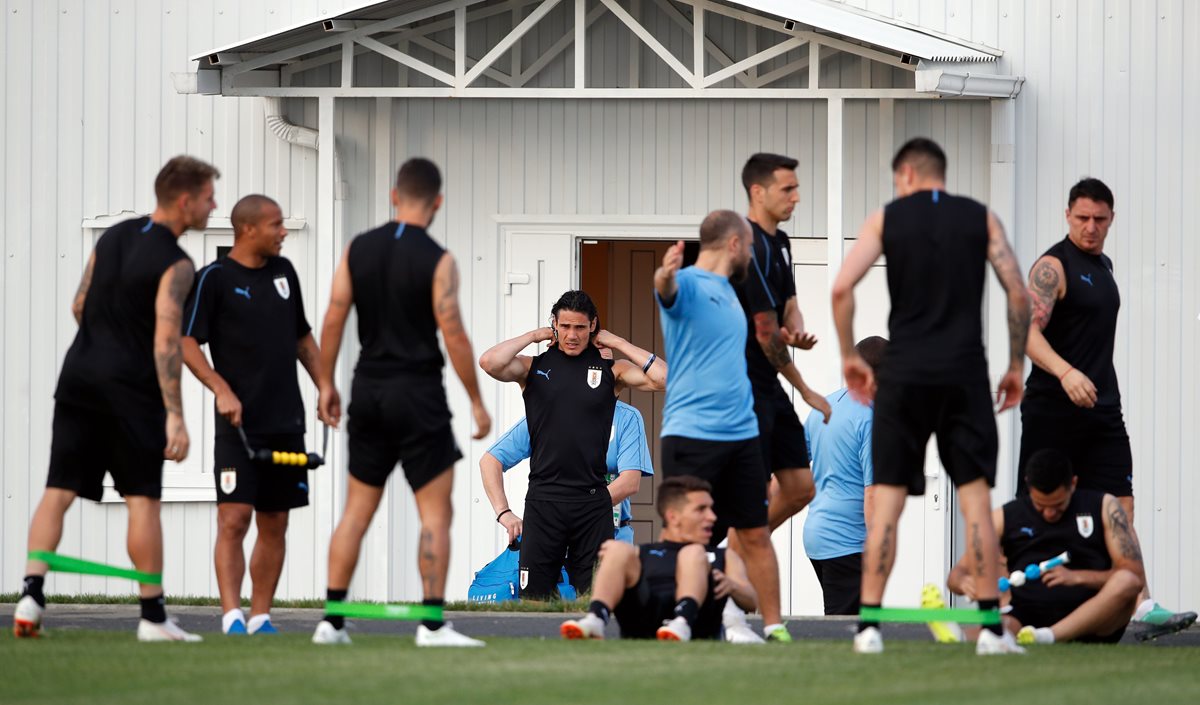 La selección uruguaya se entrena previo a enfrentar a Portugal, en octavos de final. (Foto Prensa Libre: AFP)