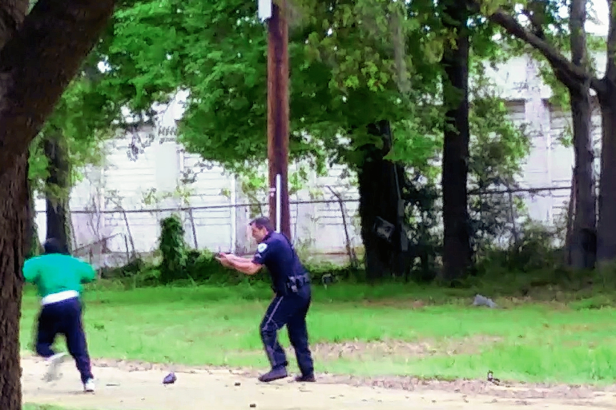 El policía dispara por la espalda a Walter Scott.  (Foto Prensa Libre:AP )