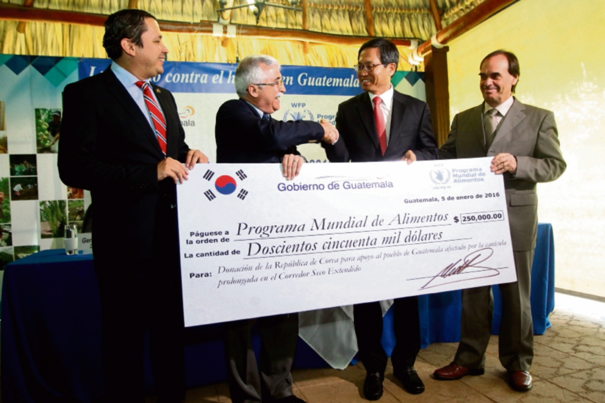 EL embajador de Corea el Sur, Woonho Lee, entrega donativo al PMA y autoridades de Gobierno. (Foto Prensa Libre: Álvaro Interiano)